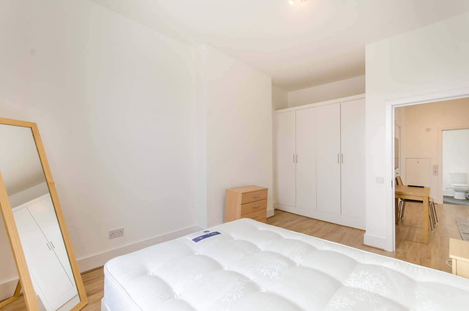 2 bed flat to rent Earls Court Road, Earls Court, London SW5 RENT