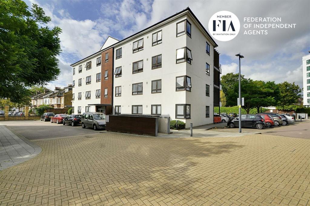 Kew Bridge Court, Chiswick, W4, London. 2 Bed Flat RENT London Flats