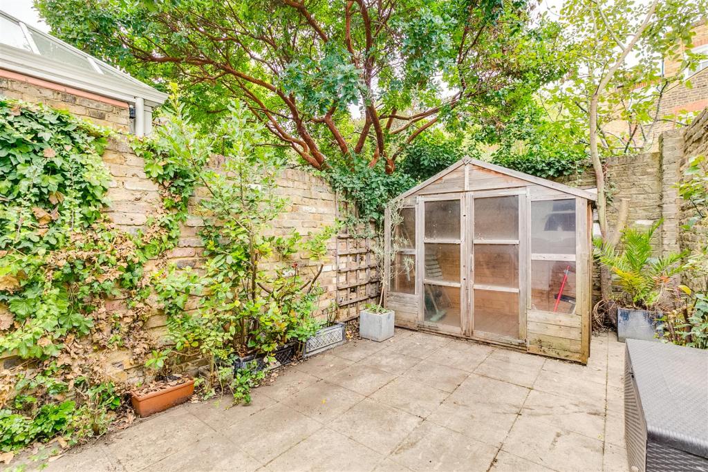 Priory Road, London. W4. 2 bedroom terraced house RENT London Flats