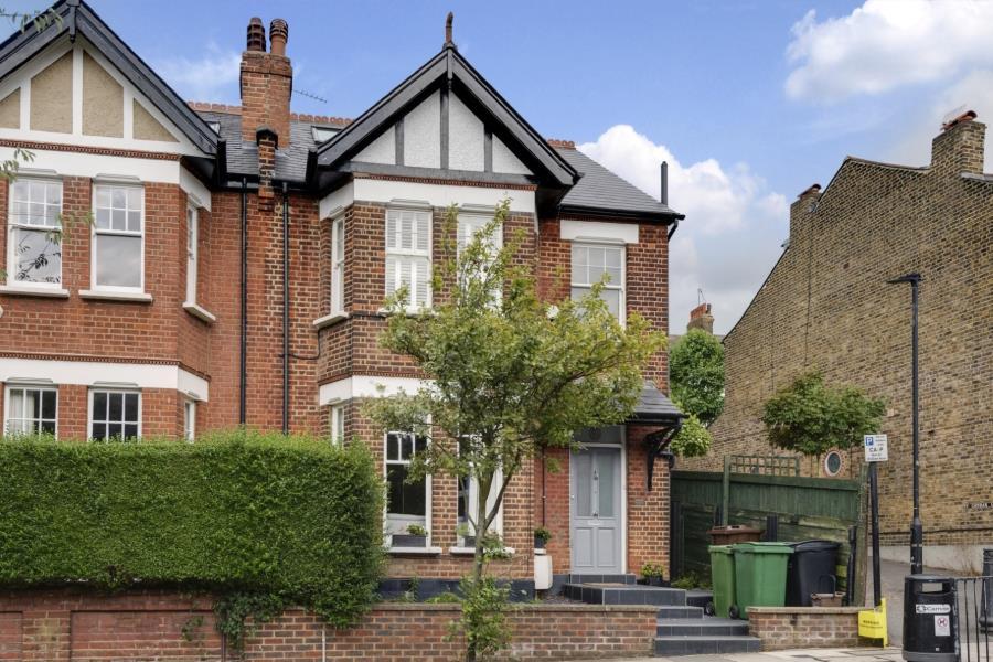 4 bedroom apartment Sarre Road, West Hampstead, NW2 RENT London Flats