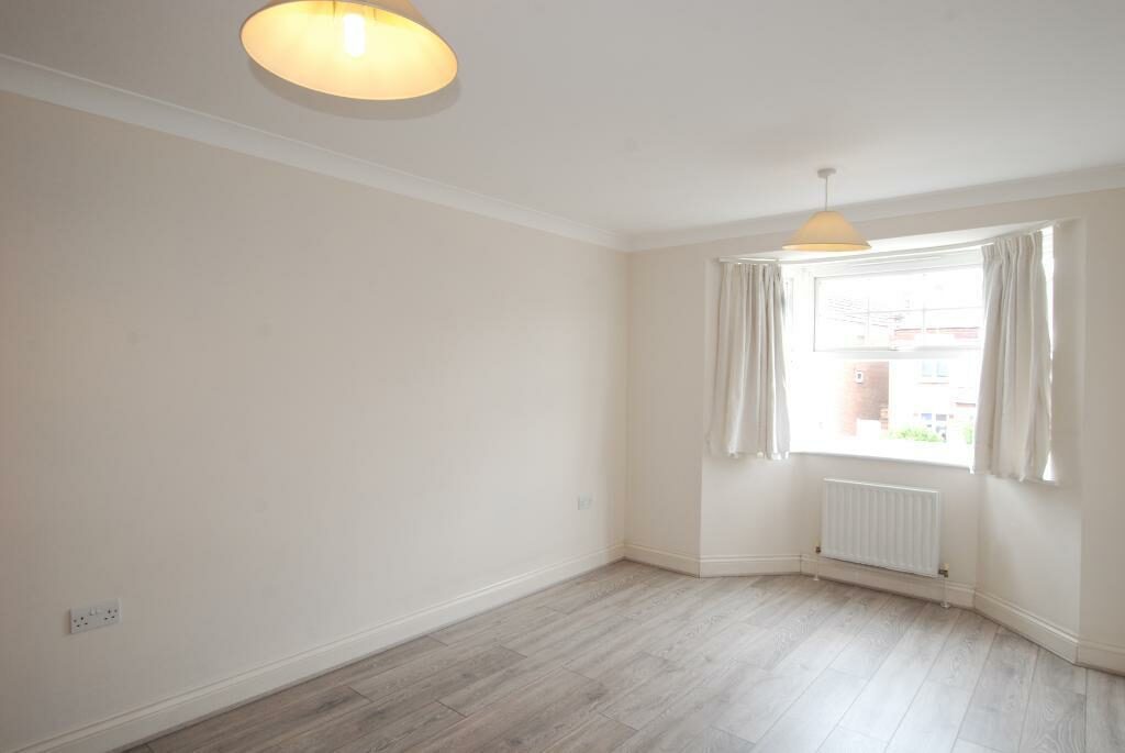 2 bedroom flat Pepys Road, Raynes Park, Raynes Park, London, SW20 8NG