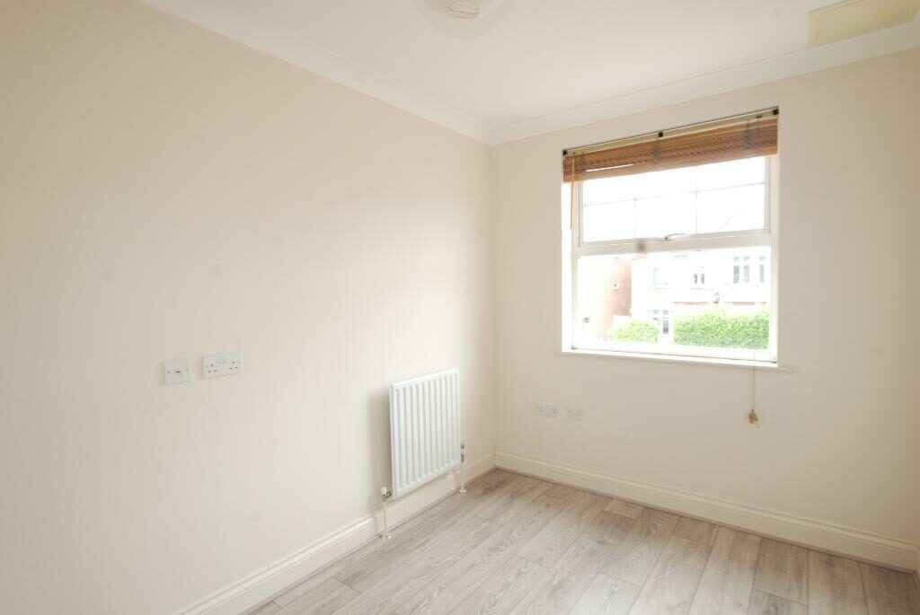 2 bedroom flat Pepys Road, Raynes Park, Raynes Park, London, SW20 8NG