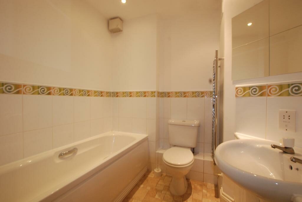 2 bedroom flat Pepys Road, Raynes Park, Raynes Park, London, SW20 8NG