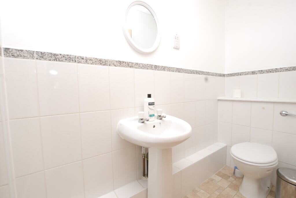 2 bedroom flat Pepys Road, Raynes Park, Raynes Park, London, SW20 8NG